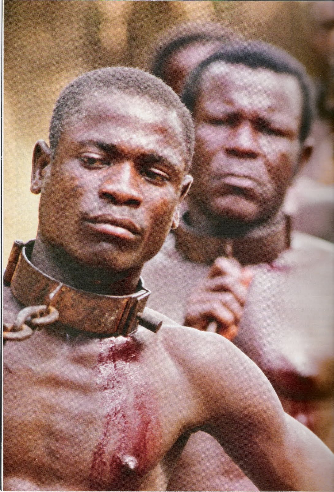 Темнокожий раб. Негр на цепи. Афроамериканец раб. Нигер в цепях.